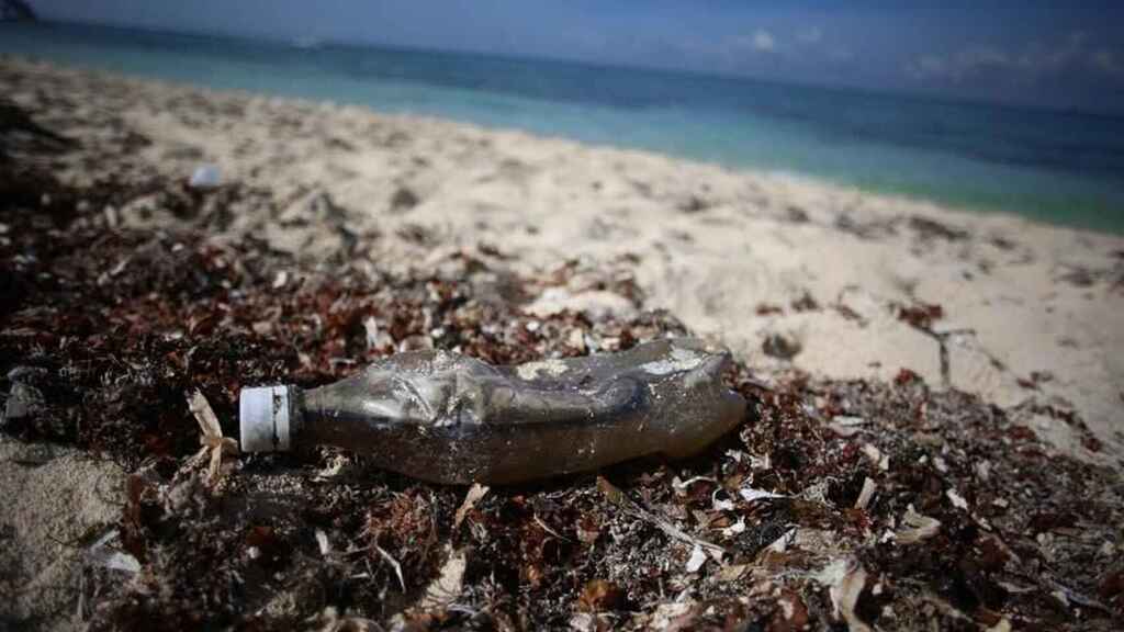 Cada año se vierten al Mediterráneo 229.000 toneladas de plástico, según UICN. Lourdes Cruz/ Archivo EFE